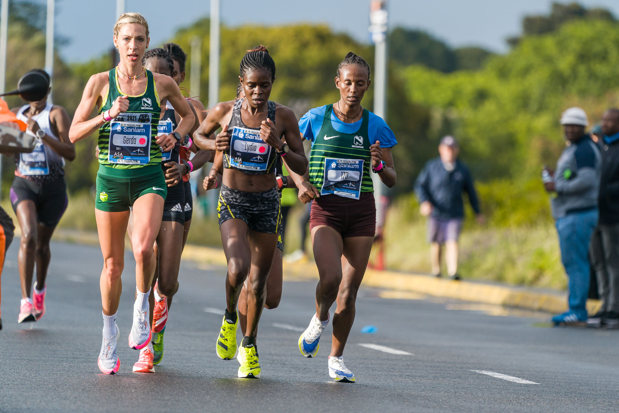 Gerda Steyn leads the elite women during the 2021 Sanlam Cape Town Marathon
