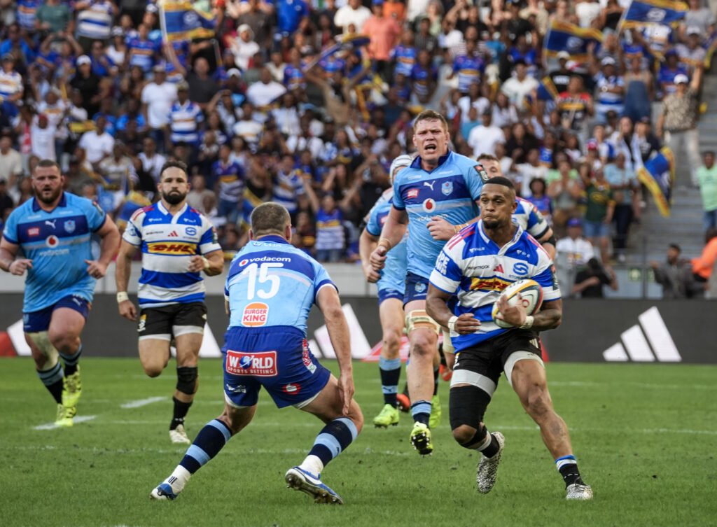 Stormers winger Leolin Zas takes on the Bulls fullback Willie le Roux